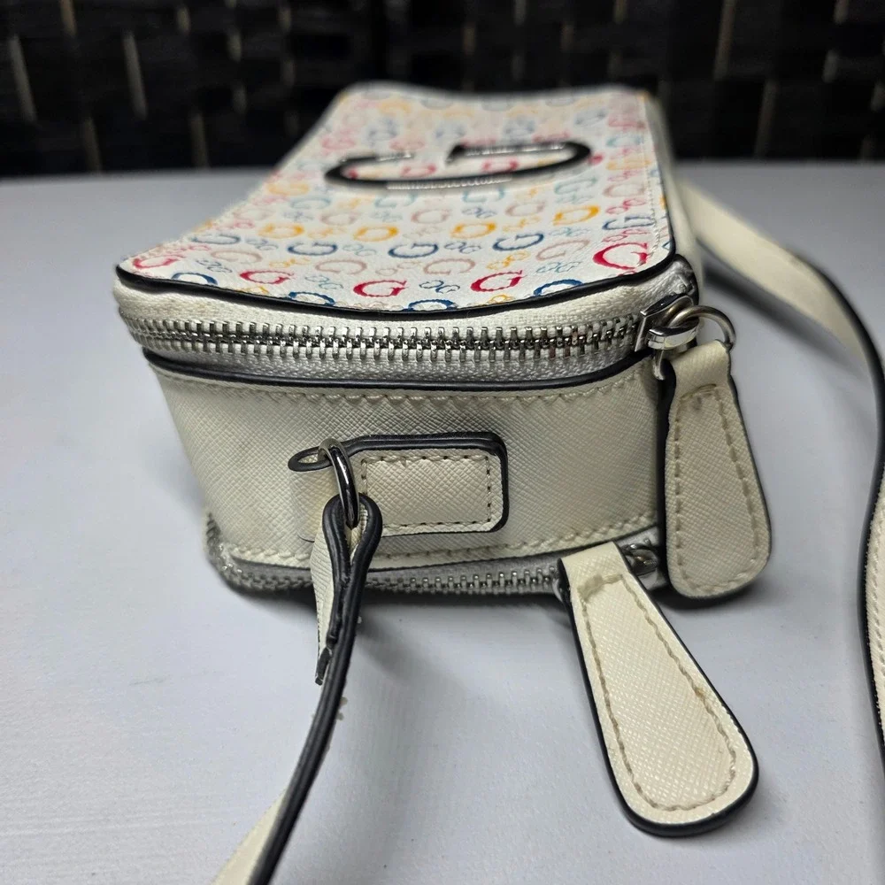GUESS Logo Crossbody Bag White Multi Color Monogram G AA819914 Small Purse Y2K